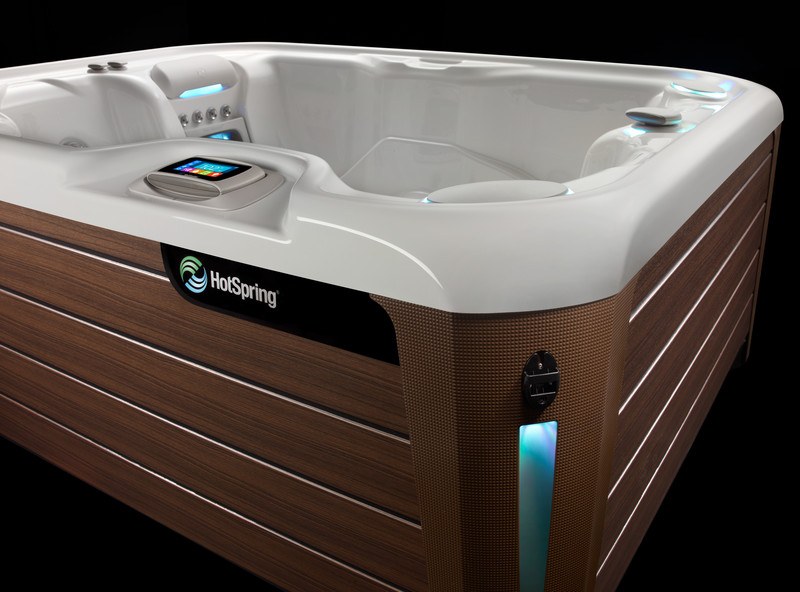 What's the Difference Between Jacuzzis, Hot Tubs, and Spas?